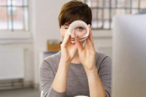 junge Frau, Papier, Fernrohr, Büro, Durchblick, Arbeitsplatz, Ruhe und Durchblick bewahren, Gewohnheiten für mehr Erfolg im Job