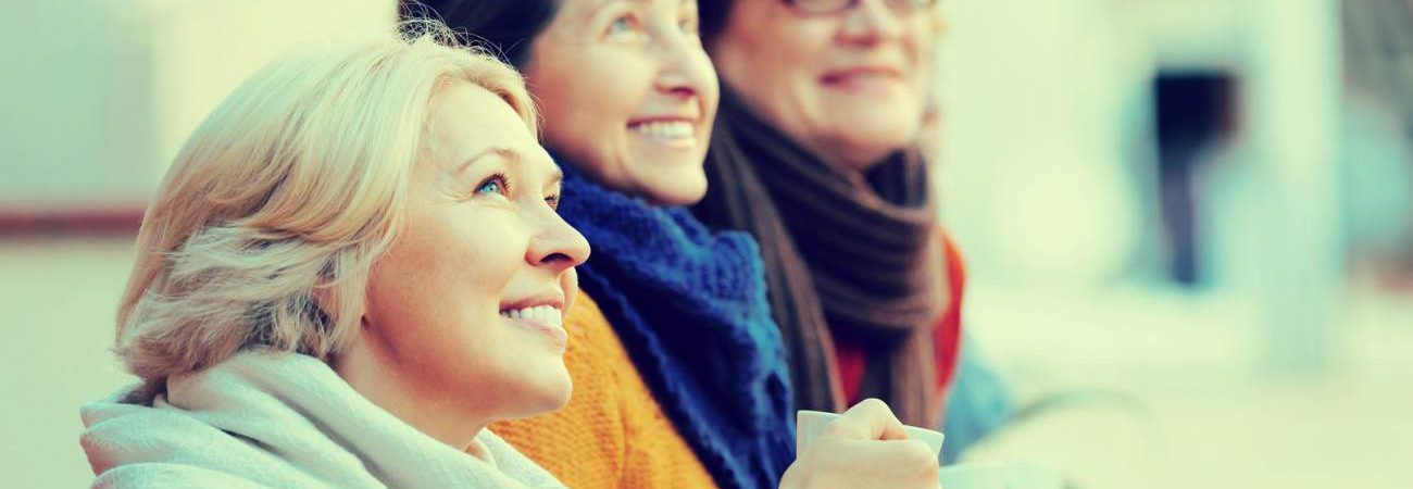 Frauen, Freundinnen, Kälte, draußen, Tassen, Tee, Kaffee, Heißgetränke, Blick nach Oben, Tipps für die persönliche Zufriedenheit